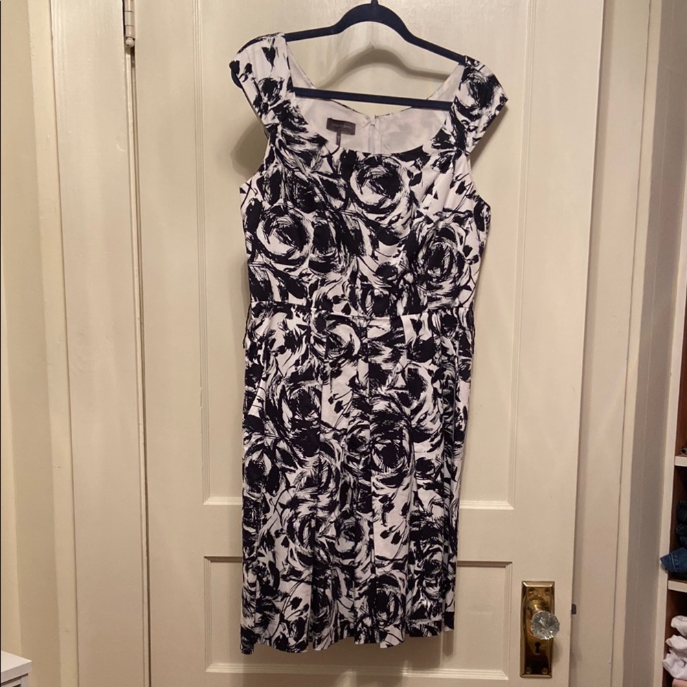 Kristin Davis Black and White Sleeveless Sheath Dress (no belt)